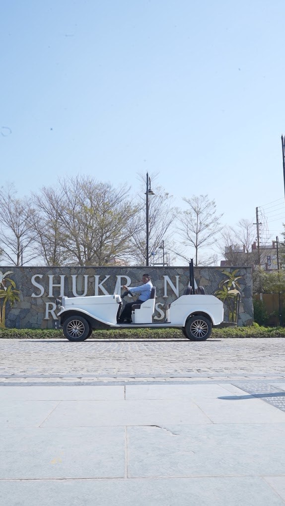 Vintage car outside Shukrana Resort